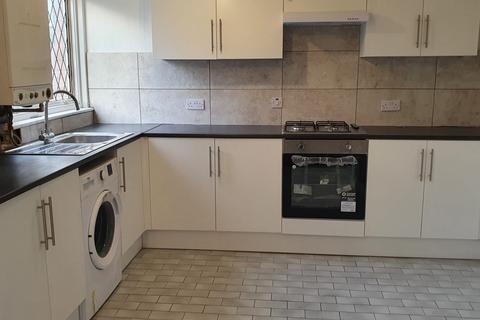 3 bedroom terraced house to rent, Thrales Close, Luton, LU3