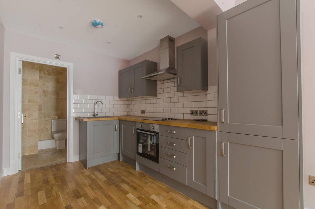 Queens Road, Peckham, London, SE15 1 bed flat £1,600 pcm (£369 pw)