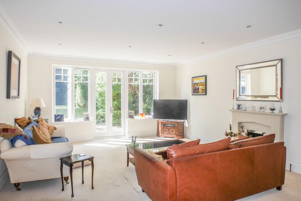 Oak Road, Cobham, KT11 5 bed detached house £8,250 pcm (£1,904 pw)