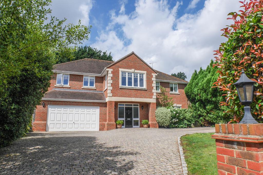 Oak Road, Cobham, KT11 5 bed detached house £8,250 pcm (£1,904 pw)