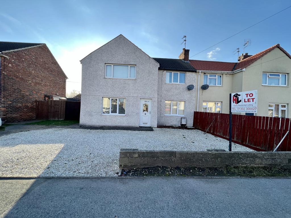 Broadway, Dunscroft. Doncaster DN7 3 bed semidetached house £695 pcm (£160 pw)