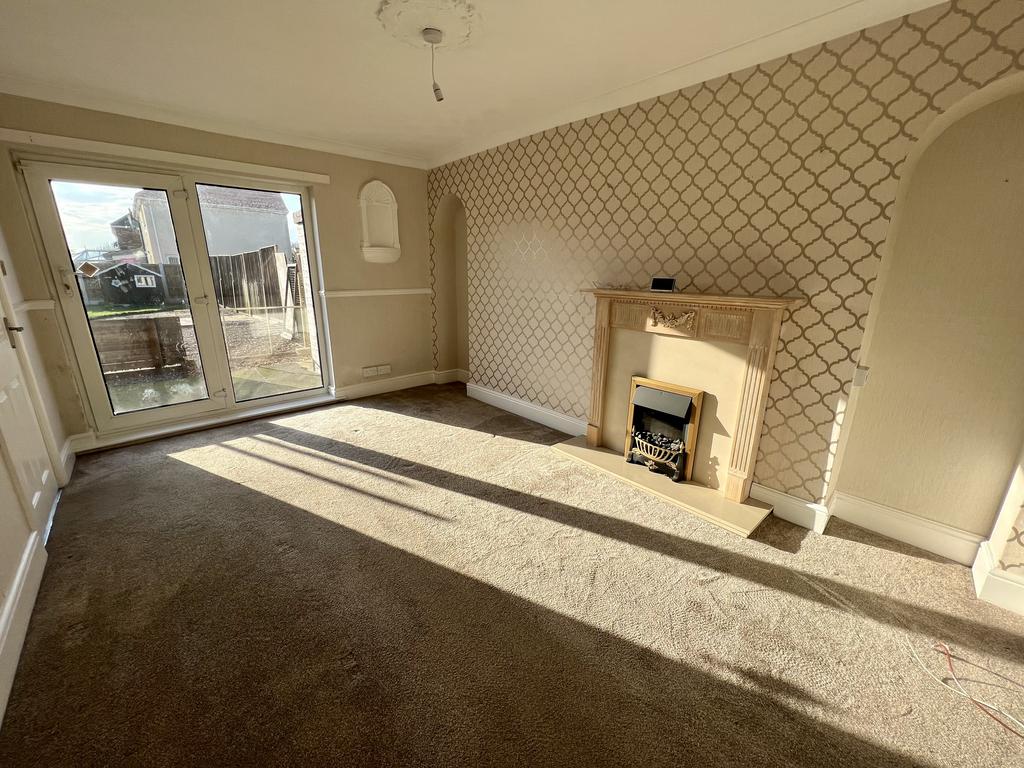 Broadway, Dunscroft. Doncaster DN7 3 bed semidetached house £695 pcm (£160 pw)