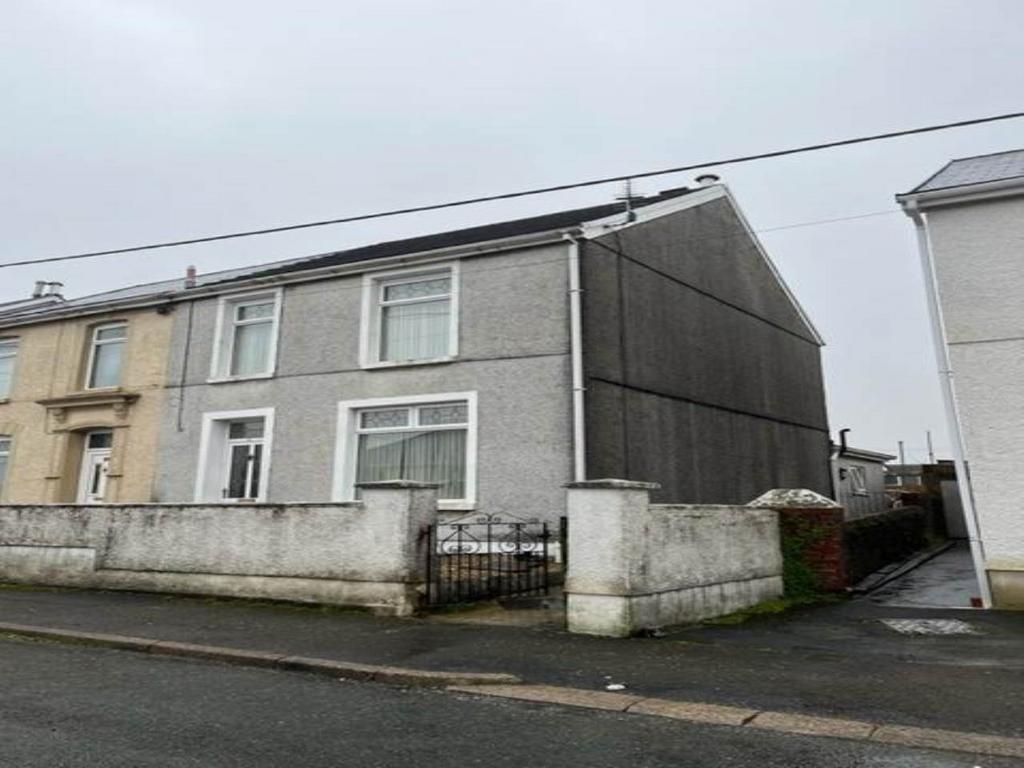 Barry Road, Lower Brynamman, 1 bed house £400 pcm (£92 pw)