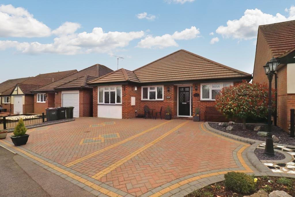 Claydon Close, Warden Hills, Luton, Bedfordshire, LU3 2EB 3 bed