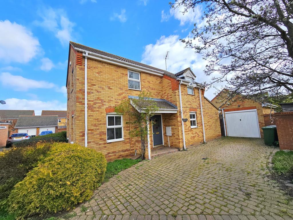 Laburnum Way, Rayleigh, Essex 3 bed detached house to rent £1,600 pcm