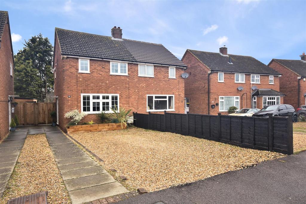 Carrington Crescent, Wendover HP22 2 bed semidetached house £420,000