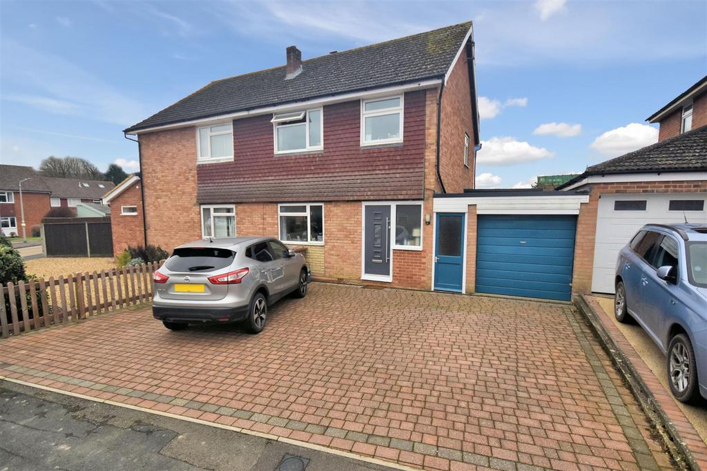 Bryants Acre, Wendover HP22 3 bed semidetached house £550,000