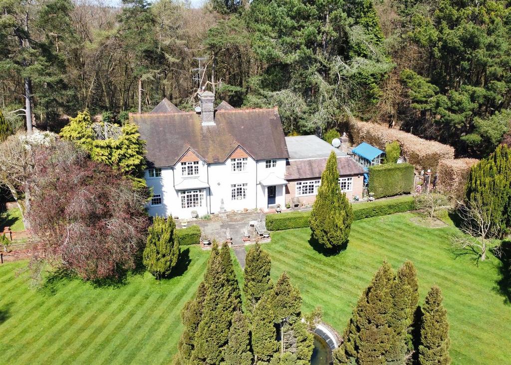 Hale Lane, Wendover HP22 4 bed detached house £1,500,000