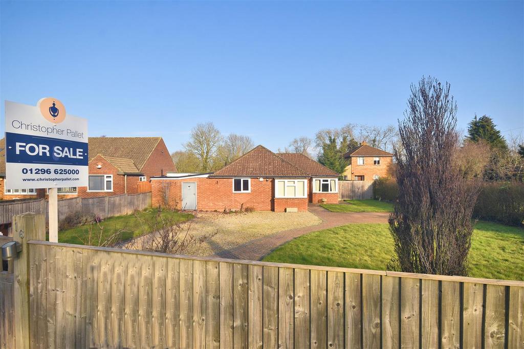 New Road, Weston Turville HP22 2 bed detached bungalow £575,000
