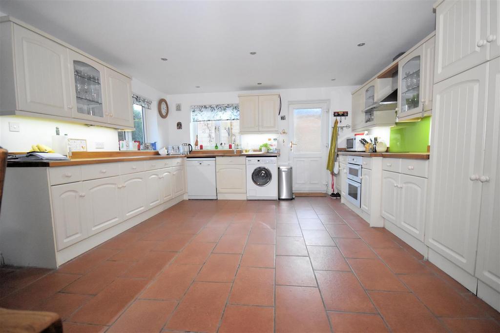 Halton Lane, Wendover HP22 3 bed detached bungalow £750,000