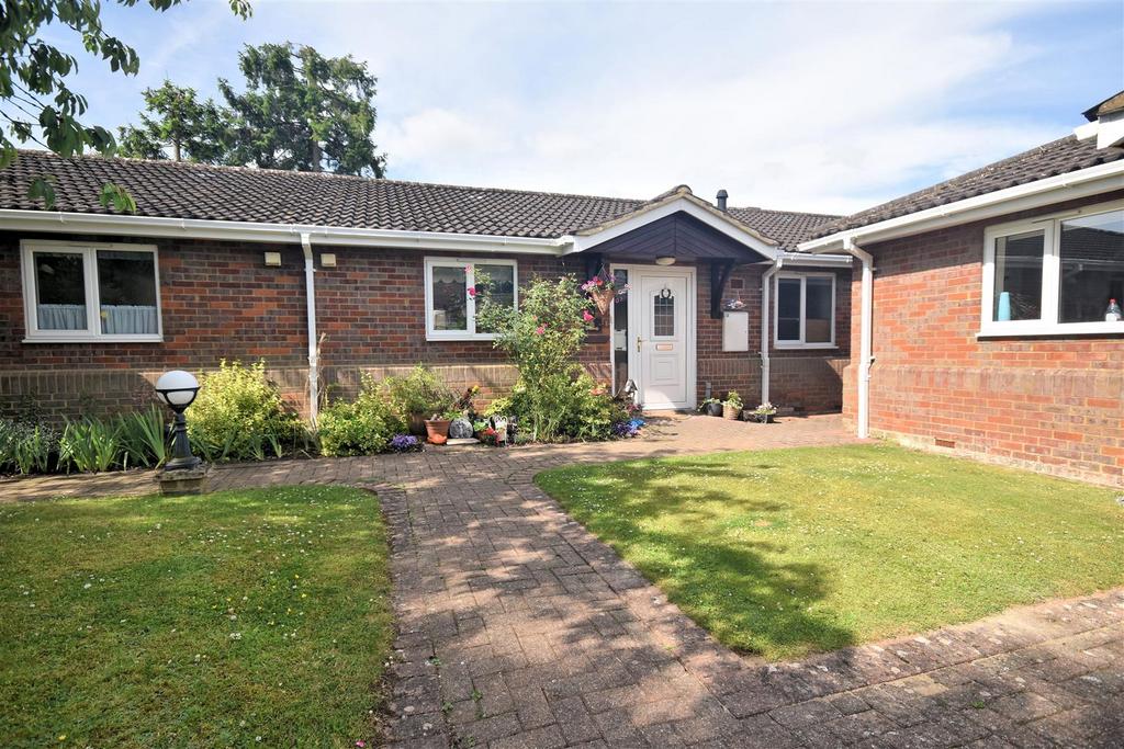 Cherry Tree Walk, Wendover HP22 2 bed bungalow for sale £395,000