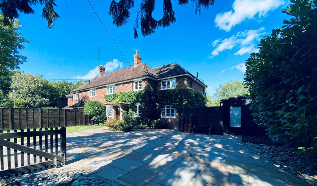 Halton Lane, Wendover HP22 4 bed semidetached house for sale £795,000
