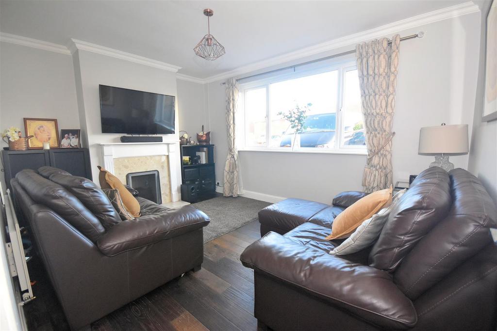 Carrington Crescent, Wendover HP22 2 bed semidetached house £425,000