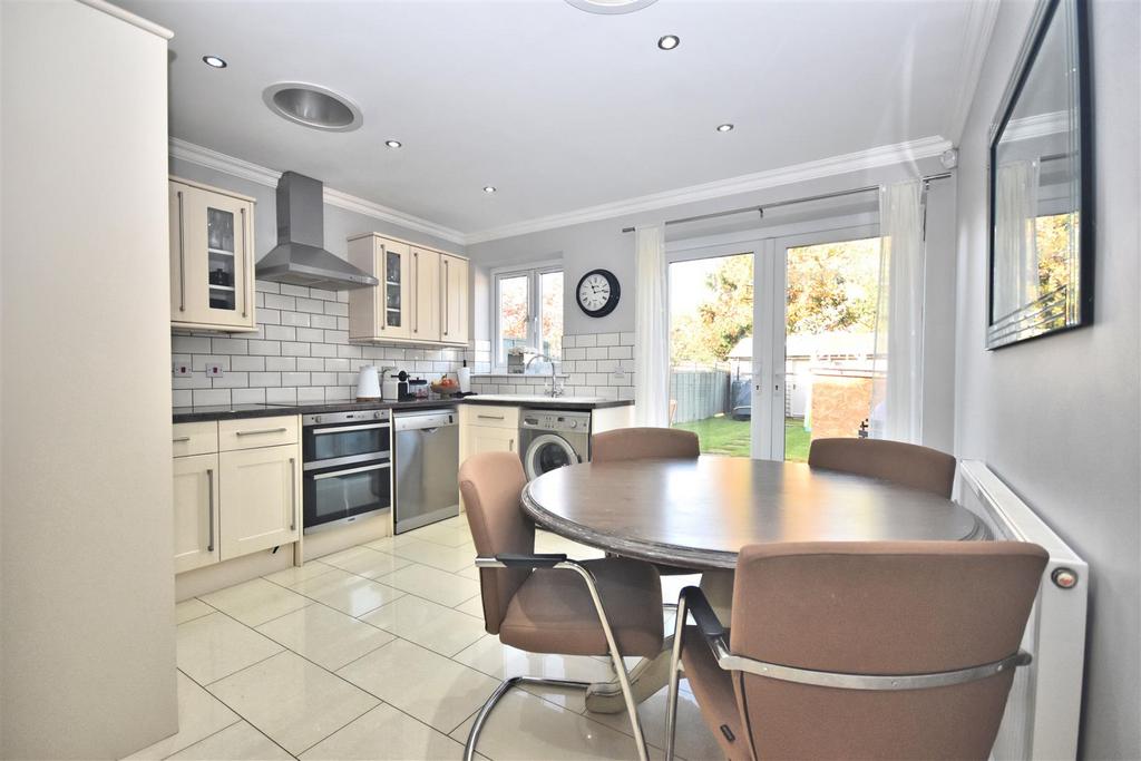 Carrington Crescent, Wendover HP22 2 bed semidetached house £425,000