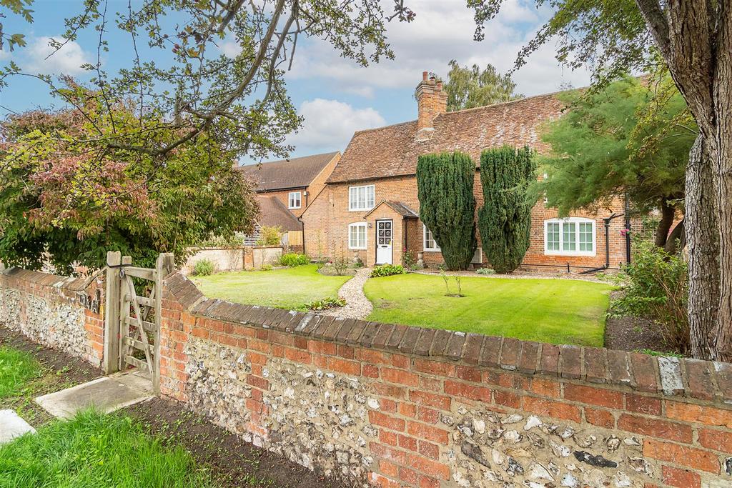 Brook End, Weston Turville HP22 5 bed detached house £940,000