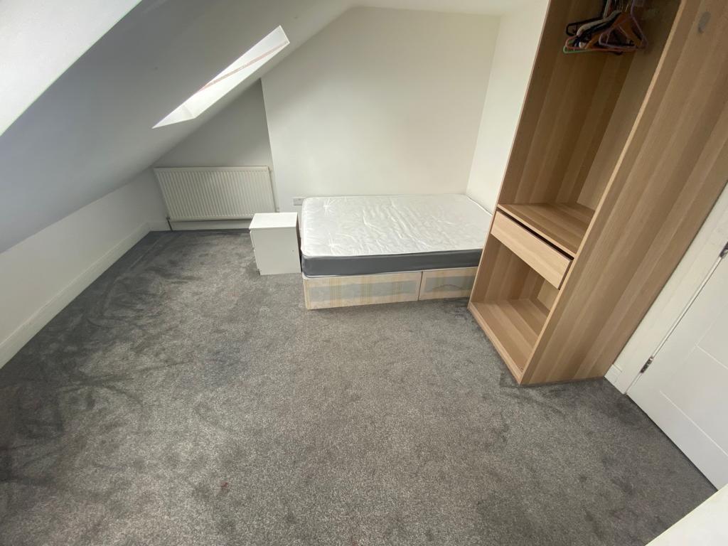 Kingston Road, Ilford 1 bed in a house share £700 pcm (£162 pw)