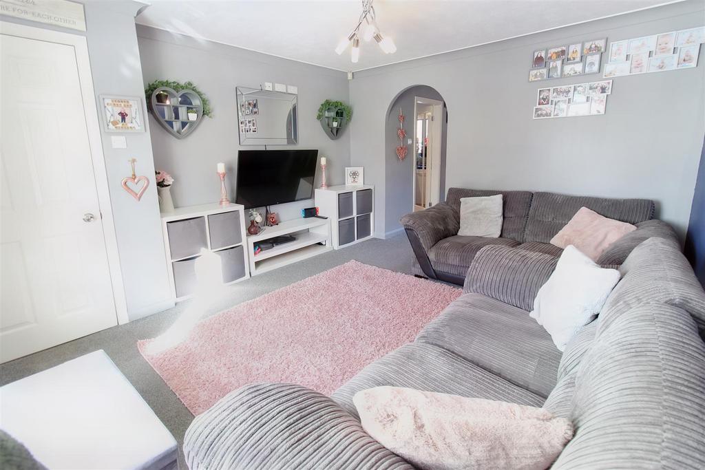 St. Andrews Drive, Darton, Barnsley S75 5LX 4 bed semidetached house