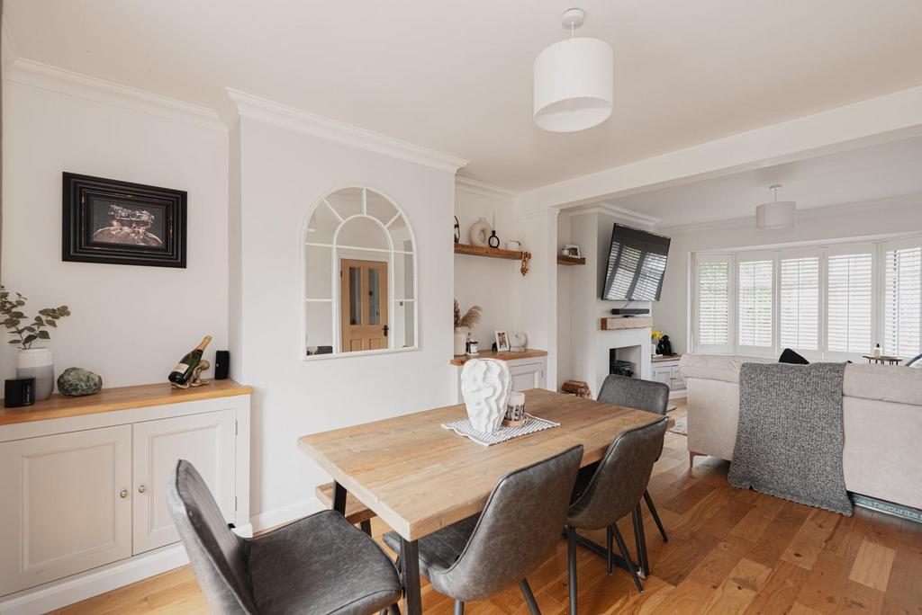 Fairlawn Grove, Banstead 3 bed semidetached house £625,000