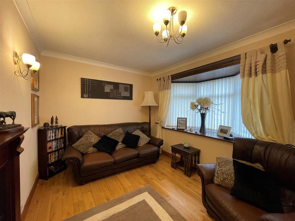 Kingsway, Stourbridge, DY8 4TN 3 bed semidetached house £185,000