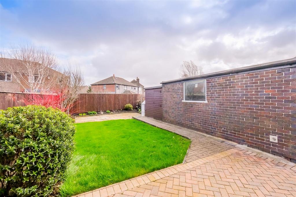 Deer Croft Crescent, Huddersfield, HD3 3 bed semidetached house for