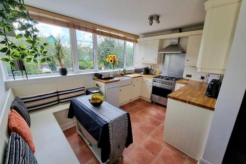 10 Hazel Mead, Epsom, KT17 1PW