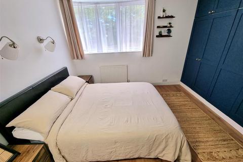10 Hazel Mead, Epsom, KT17 1PW