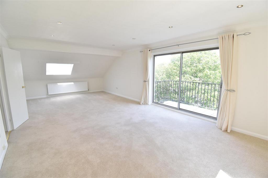 Hillrise, Manor Road, WaltonOnThames 2 bed flat £1,800 pcm (£415 pw)