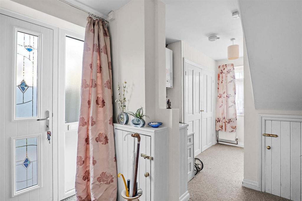 Stanwell Close, Middleton Cheney, Banbury 3 bed semidetached bungalow