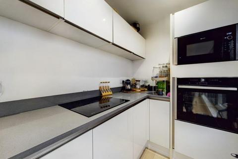 2 bedroom penthouse for sale, Royal Crescent Apartments, SO14