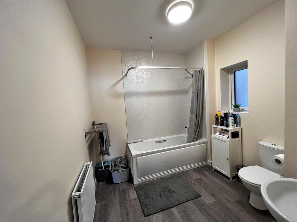5. bathroom.jpg