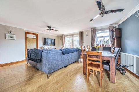 3 bedroom end of terrace house for sale - South Meadow, Crowthorne, Berkshire, RG45 7HP
