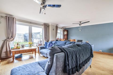 3 bedroom end of terrace house for sale - South Meadow, Crowthorne, Berkshire, RG45 7HP