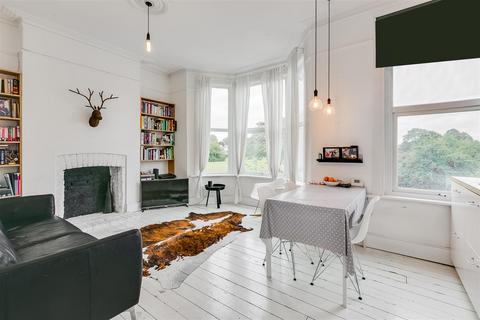 3 bedroom flat for sale, Chiswick Lane, London, W4