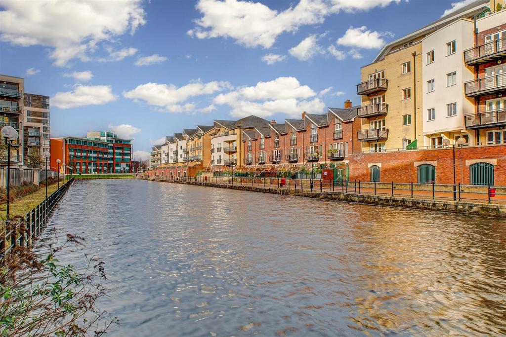 Adventurers Quay, Cardiff Bay 2 bed apartment for sale £250,000