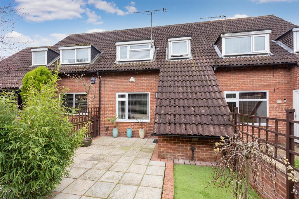 Close, Slough 3 bed terraced house for sale £425,000