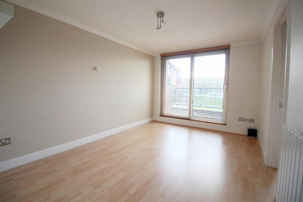 Shenley Road, Borehamwood 2 bed flat for sale £269,950