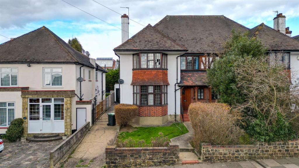 Crosby Road, WestcliffOnSea 4 bed semidetached house for sale £675,000