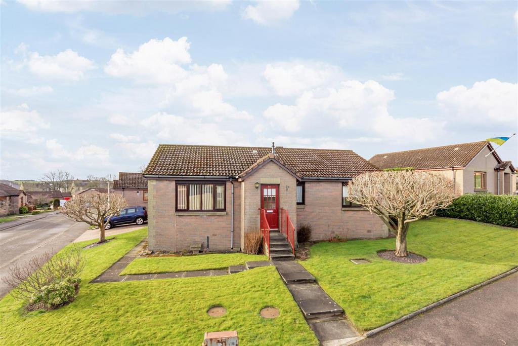 54 Bath Street, Kelty, KY4 0AG 3 bed detached bungalow £200,000