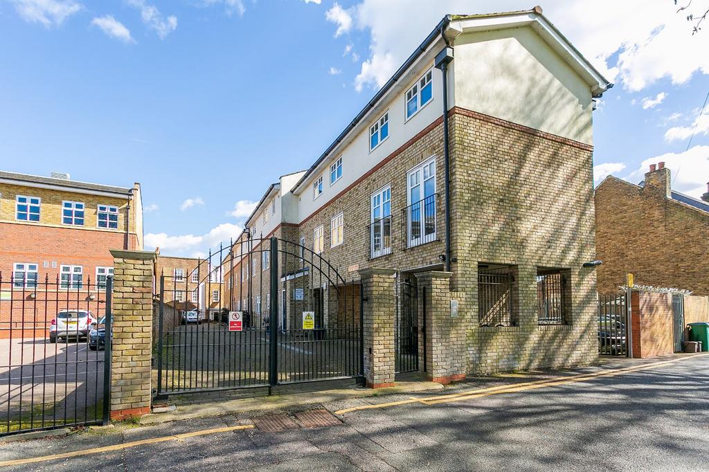 Watford Field Road, Watford, Hertfordshire, WD18 2 bed apartment for