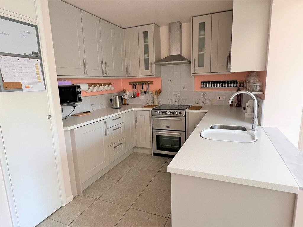 Howland Road, Marden, Tonbridge, TN12 9HQ 3 bed end of terrace house