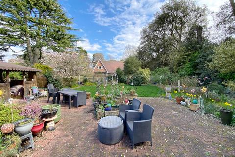 4 bedroom detached house for sale, Bodiam Avenue, Goring-By-Sea, Worthing