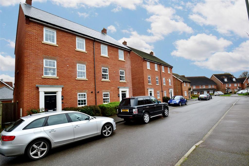 Newman Road, Horley 5 bed semidetached house £1,925 pcm (£444 pw)