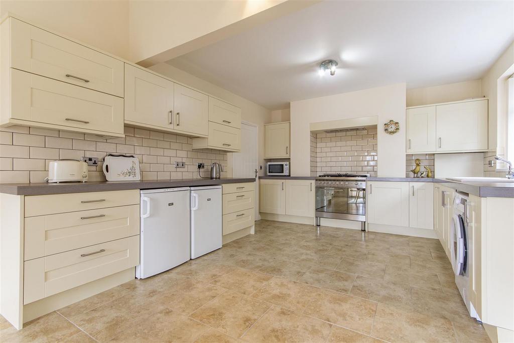 Superb Open Plan Dining Kitchen