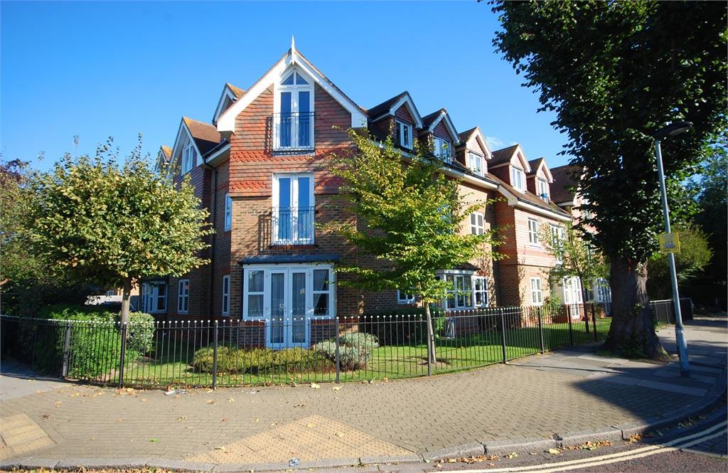 Holly Bush Lane, Hampton Village 2 bed apartment £1,650 pcm (£381 pw)