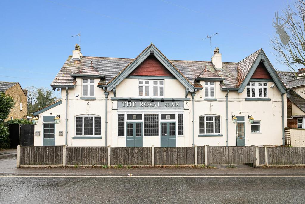 North Road, Stapleford Abbotts RM4 4 bed property £1,800 pcm (£415 pw)