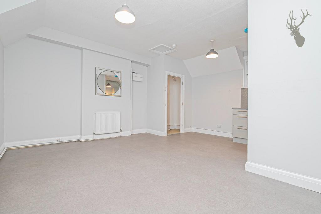 North Road, Stapleford Abbotts RM4 4 bed property £1,800 pcm (£415 pw)