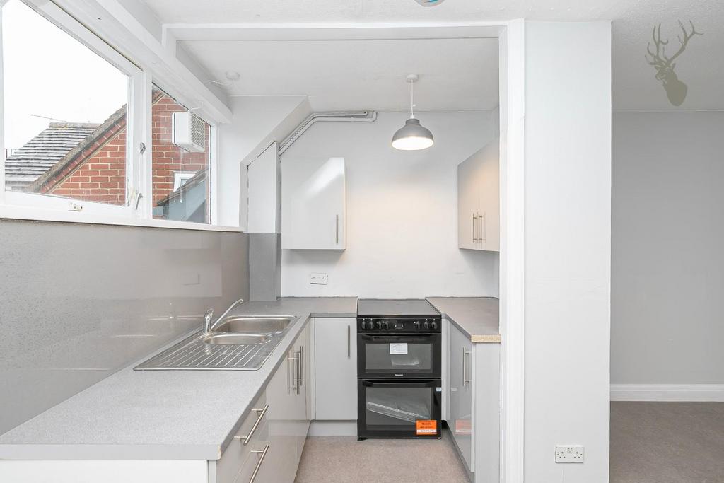 North Road, Stapleford Abbotts RM4 4 bed property £1,800 pcm (£415 pw)