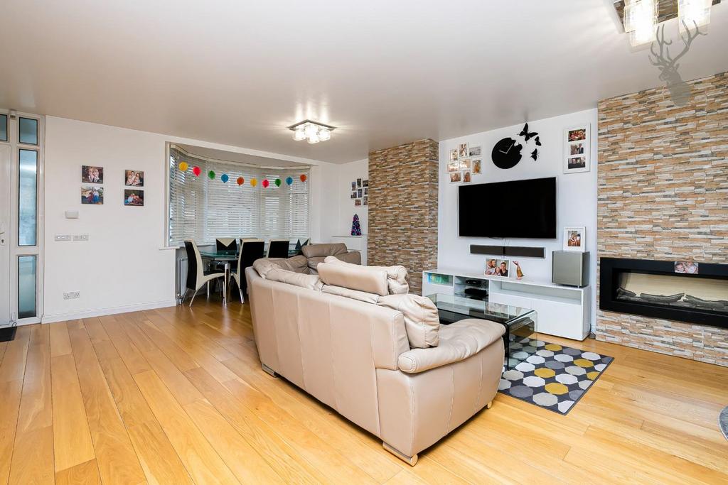 Richmond Crescent, London E4 4 bed house to rent £2,800 pcm (£646 pw)