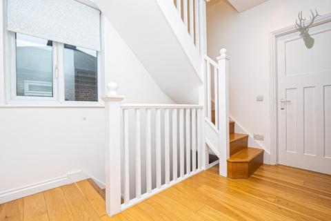 4 bedroom house to rent - Richmond Crescent, London E4