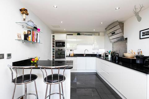 2 bedroom duplex to rent, Abridge Road, Chigwell IG7